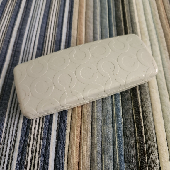 AUTHENTIC COACH SIGNATURE "C" EMBOSSED EYEGLASSES HARD CASE - Picture 1 of 4